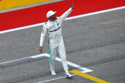 Pole: Lewis Hamilton, Mercedes-Benz F1 W08, parc ferme