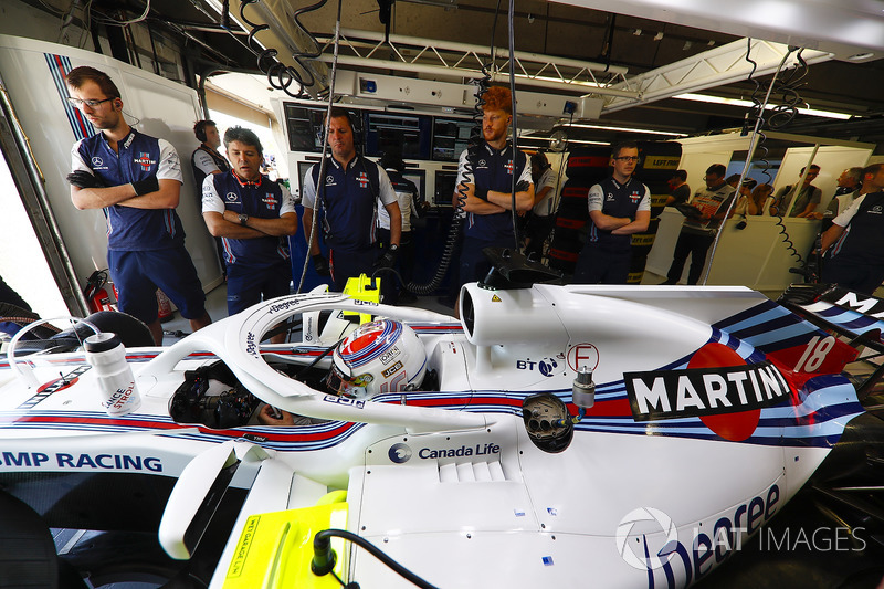 Mekanik Williams bersiap di depan mobil Lance Stroll