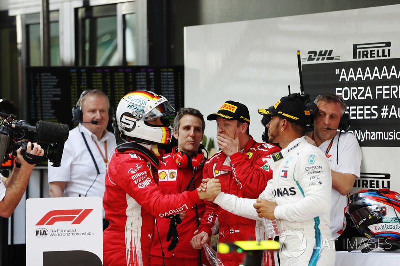Il vincitore Sebastian Vettel, Ferrari,riceve le congratulazioni dal secondo classificato Lewis Hamilton, Mercedes AMG F1, il terzo classificato Kimi Raikkonen, Ferrari