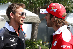 Jenson Button, McLaren met Jean-Eric Vergne, Ferrari testrijder