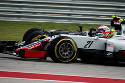 Esteban Gutierrez, Haas F1 Team VF-16 en Jenson Button, McLaren MP4-31 strijden om positie