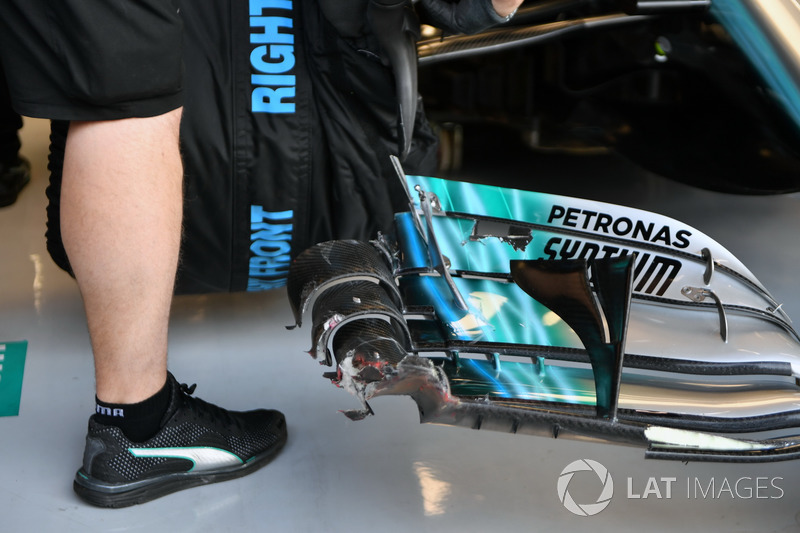 The damaged front wing of Valtteri Bottas, Mercedes-Benz F1 W08 in FP1