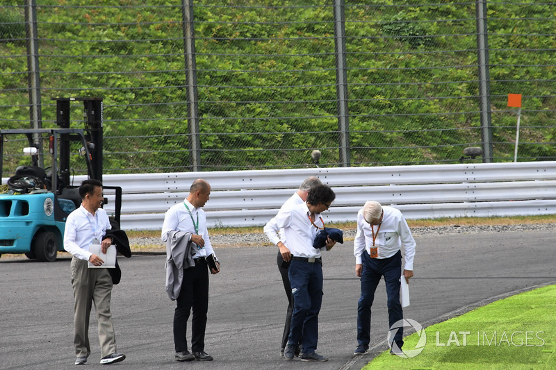 Laurent Mekies, FIA Güvenlik Direktörü ve Charlie Whiting, FIA Delegesi, pist yürüyüşünde