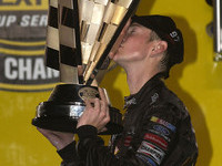 Kurt Busch holds on to win the championship Kurt Busch holds on to win the championship