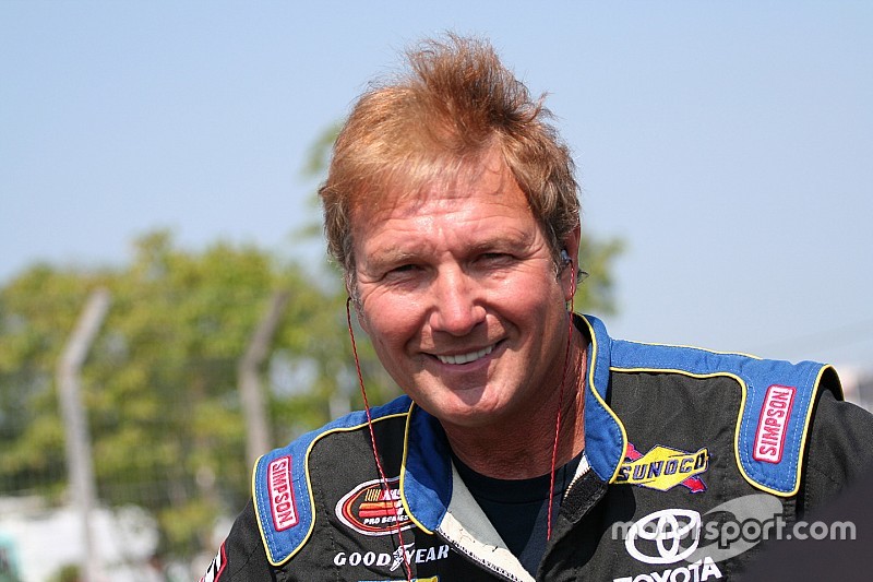 Detienen a un expiloto de NASCAR por presunto abuso de menores