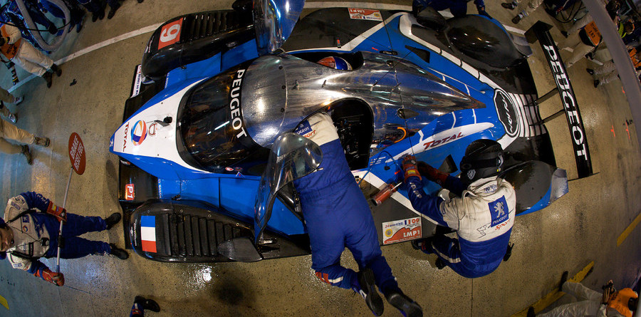 Wurz paces 24H at halfway point Wurz paces 24H at halfway point