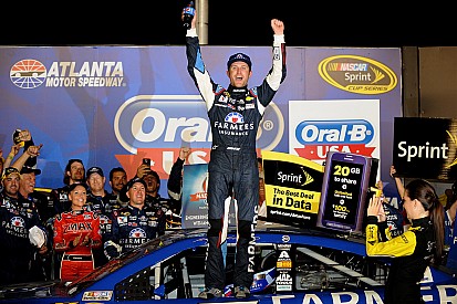 Kasey Kahne wins his way into Chase in thrilling finish at Atlanta