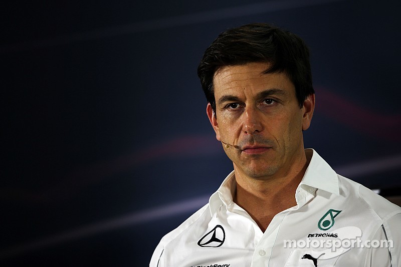 Wolff dice que el tanque de tiburones en la Fórmula Uno está vivo