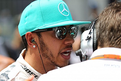 Hamilton dice que el papeleo retrasa su nuevo acuerdo