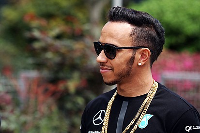 Hamilton "no está estresado" por el avance de Ferrari