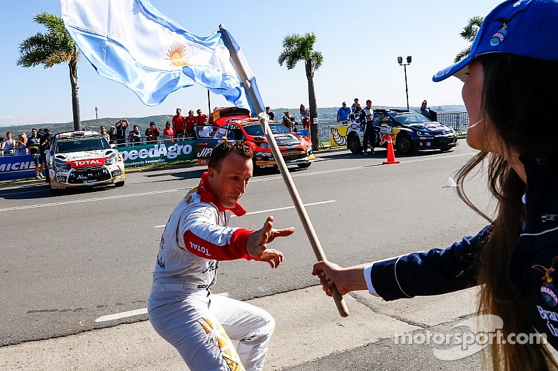Kris Meeke mantiene el liderato del sábado