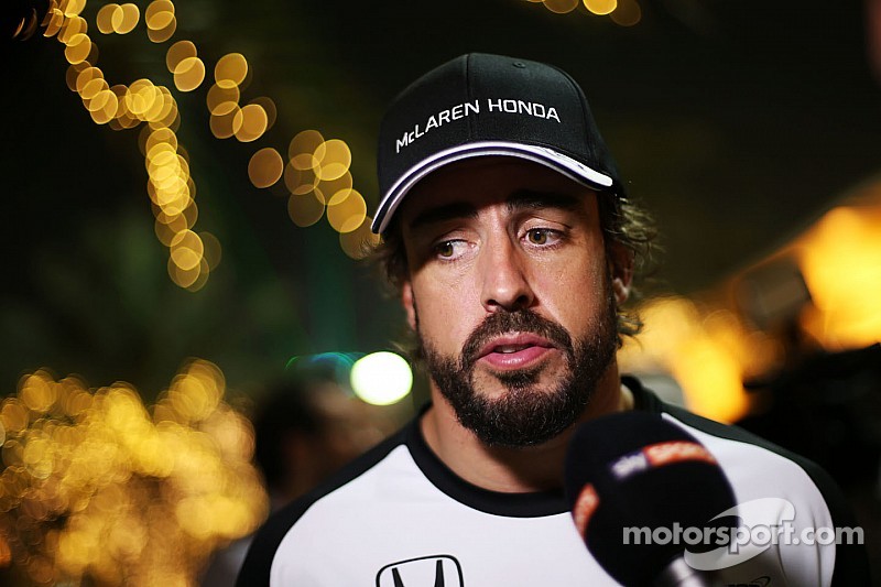 Alonso vuelve a homenajear a Senna