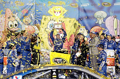Jimmie Johnson se lleva triunfo en Kansas