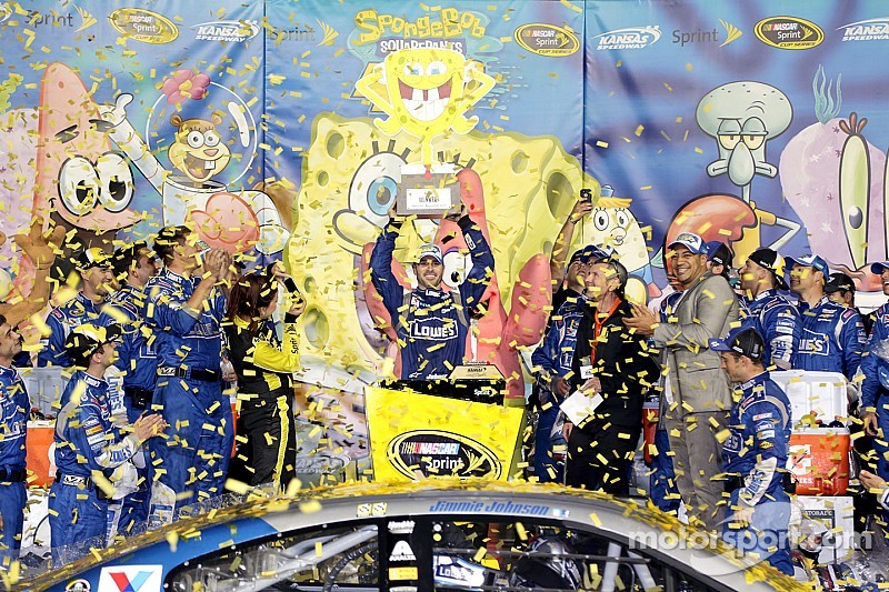 Jimmie Johnson se lleva triunfo en Kansas