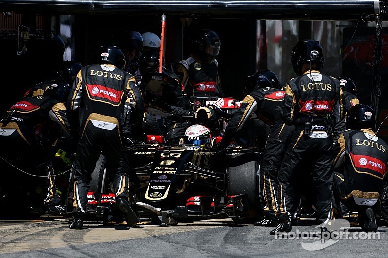 Grosjean golpea a un mecánico en los testículos
