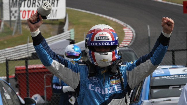 Yvan Muller porta la Chevy alla vittoria a Brands Hatch