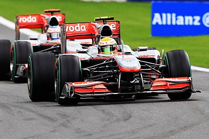 Button ed Hamilton saltano i test Pirelli