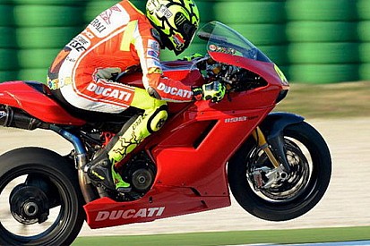 Valentino Rossi in pista a Misano su una Ducati Sbk