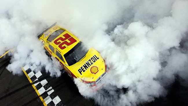 Kyle Busch trionfa nel Budweiser Shootout