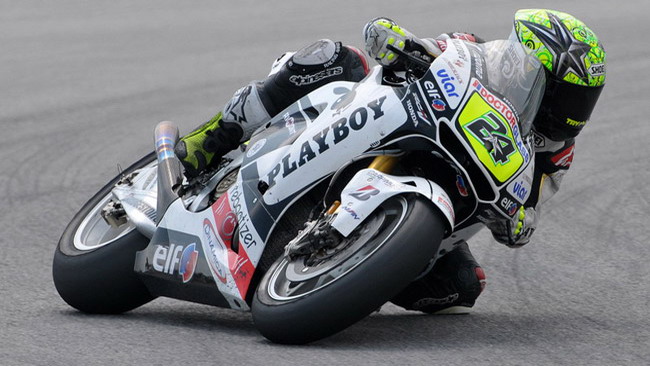 Elias pensa alle modifiche da fare alla sua Honda