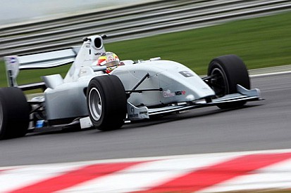 Monras fa il vuoto nei test collettivi di Snetterton