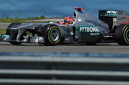La Mercedes sposta gli scarichi davanti alle pance!