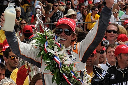 Wheldon dedica la vittoria alla sua squadra