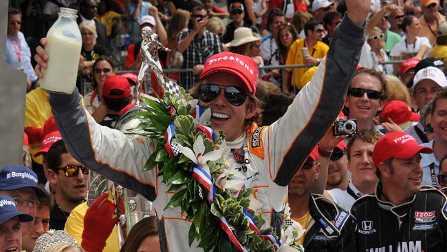 Wheldon dedica la vittoria alla sua squadra