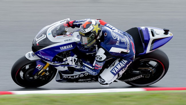 Lorenzo vicino a Stoner nelle Libere 3, Rossi cade