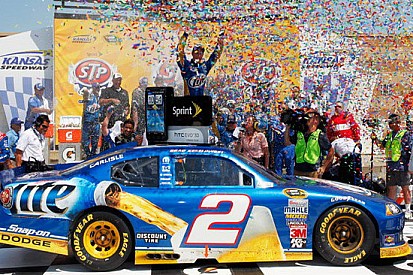 Keselowski vince con una tattica perfetta