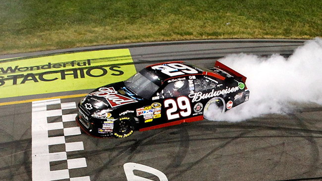 Harvick re di Richmond e leader nella Chase
