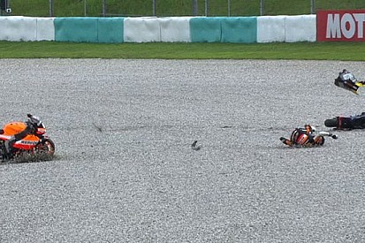 Brutta caduta per Marc Marquez nelle Libere 1