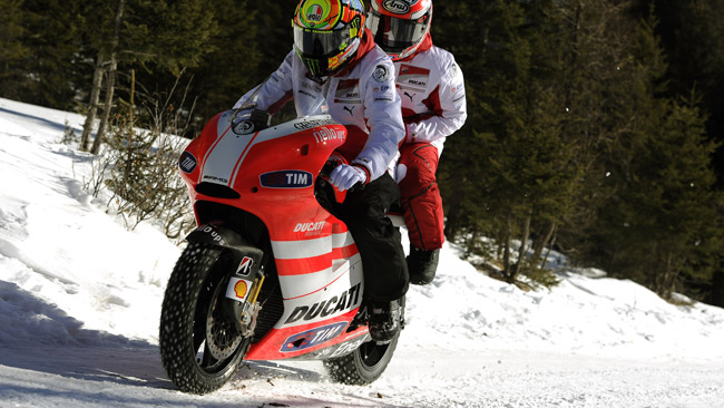 Valentino ha guidato la Desmosedici sulla neve!