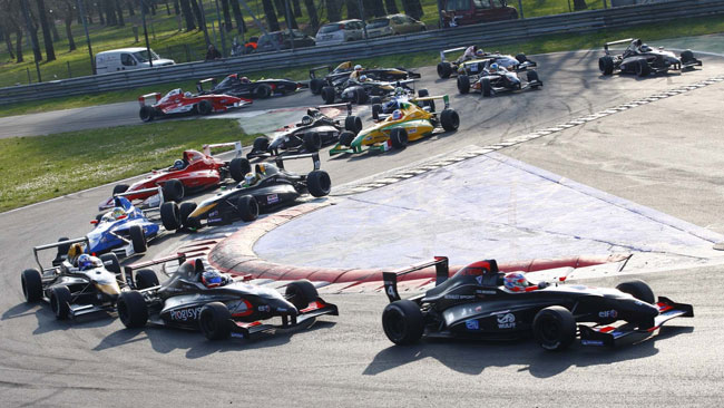 Oltre 30 monoposto al via della stagione 2012