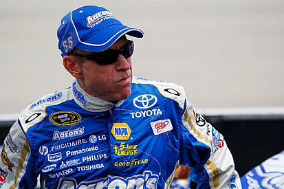 Mark Martin ritorna in pole position a Dover