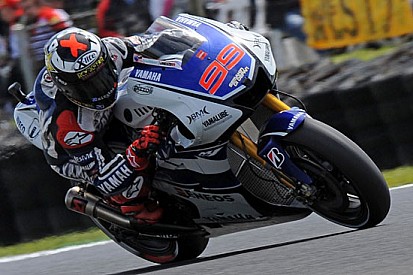 Stoner vola, Pedrosa cade e Lorenzo è campione!