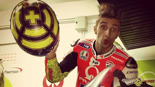 Iannone mostra la tuta che userà nei test di Valencia