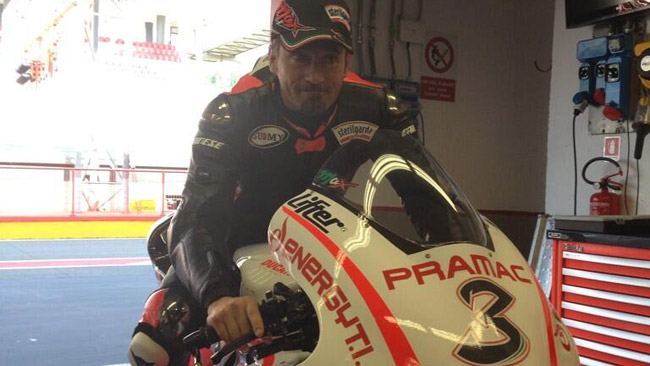 Max Biaggi prende confidenza con la Ducati nel box