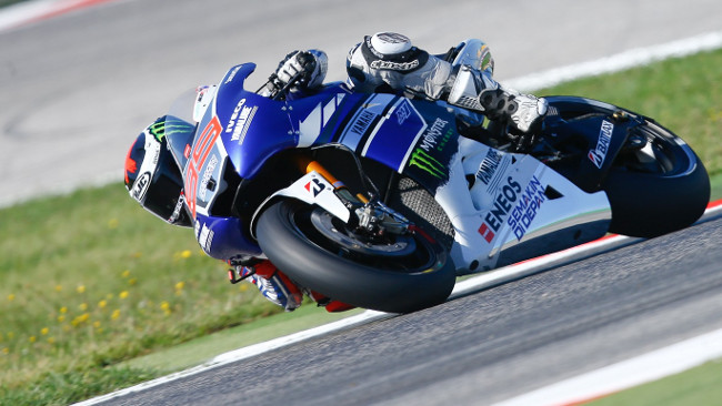 Jorge Lorenzo svetta nel Warm Up, Marquez cade