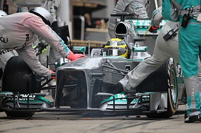 Mercedes: un problema di materiale al muso di Nico