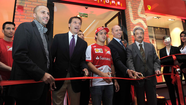 Felipe Massa apre il Ferrari Store a Kuwait City
