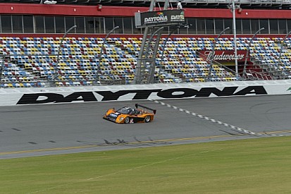 Scoppiano le gomme a Daytona, test prototipi sospesi!