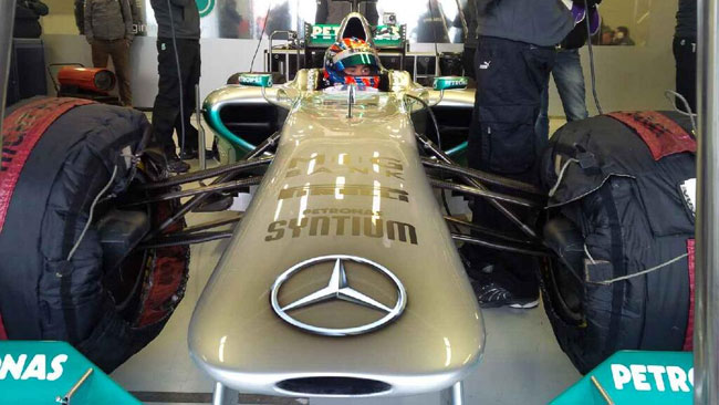 Jaafar in pista a Silverstone su una Mercedes 2011