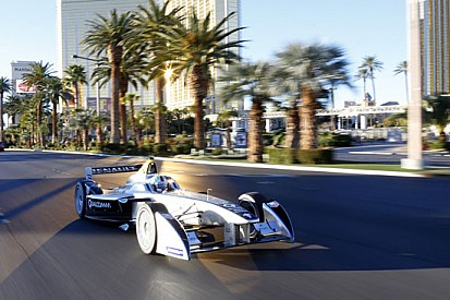 La Formula E sfreccia tra le strade di Las Vegas