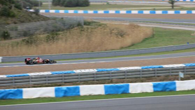 Ecco la prima foto della Lotus E22 ritratta in pista