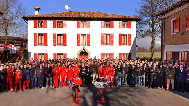 La Ferrari rende omaggio al glorioso V8 056