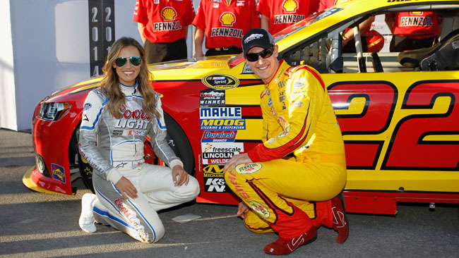 Pole e record per Joey Logano a Las Vegas