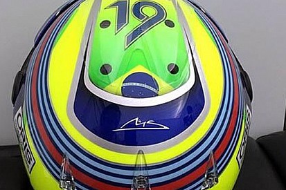Massa con una dedica per Schumi sul suo casco