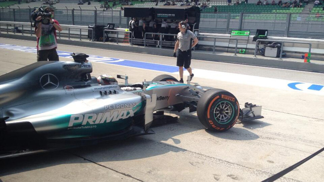 Sepang, Libere 1: Raikkonen insegue la Mercedes!