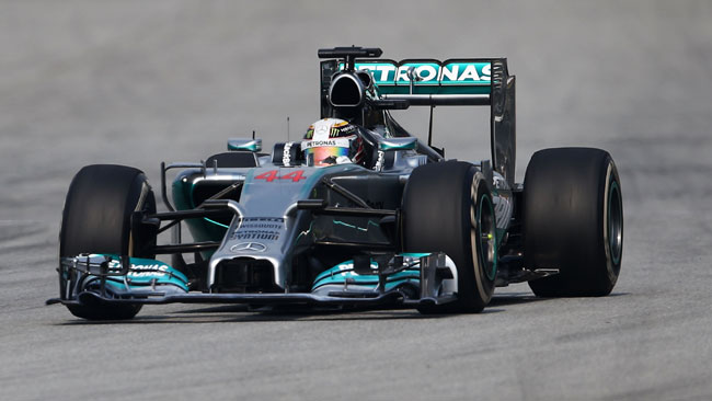 Sepang: Hamilton domina nella doppietta Mercedes